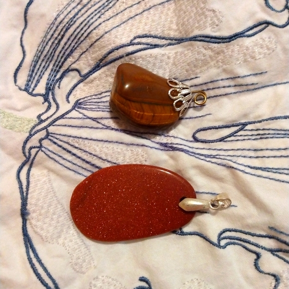 Set of pendants natural stone 1.5-2inches - Picture 1 of 3